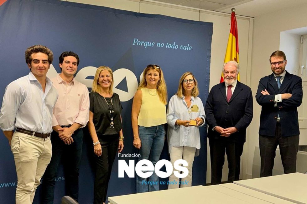 Comunicado NEOS | Recibimos el premio a la mejor ejecución en aplicación móvil por la app «Memoria» sobre las víctimas del terrorismo